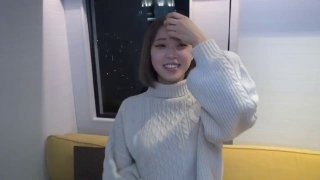 8 00年骨感少妇：太会玩了，，淫水犹如瀑布，哗啦啦冲击天花板，瓶子橘子统统塞阴道，菊花爆肛，真强！！